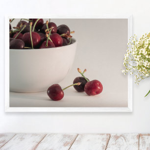 Póster Tazón de cerezas rojas frescas en tonos suaves fot