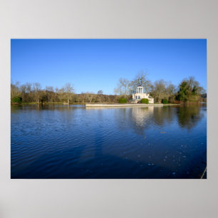Póster Templo Clásico junto al Lago con Cúpula
