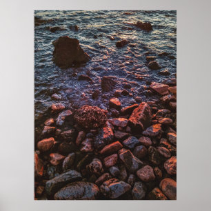 Póster Tesoros brillantes: Paisaje playero rocoso