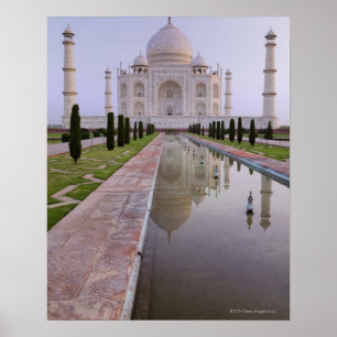 Póster The Taj Mahal perfectly reflected in the still
