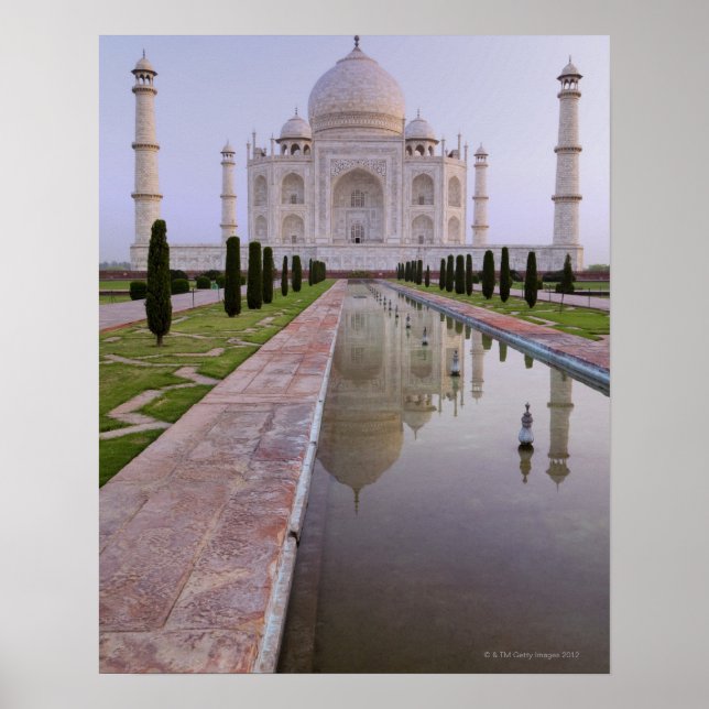 Póster The Taj Mahal perfectly reflected in the still (Frente)