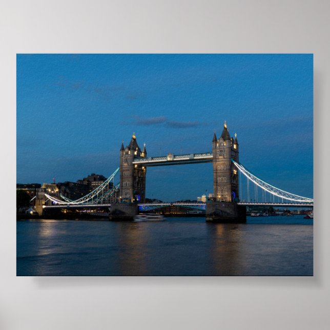 Póster The tower bridge at blue hour (Frente)