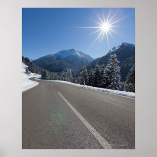 Póster Thrugh vacío idílico del camino un paisaje del