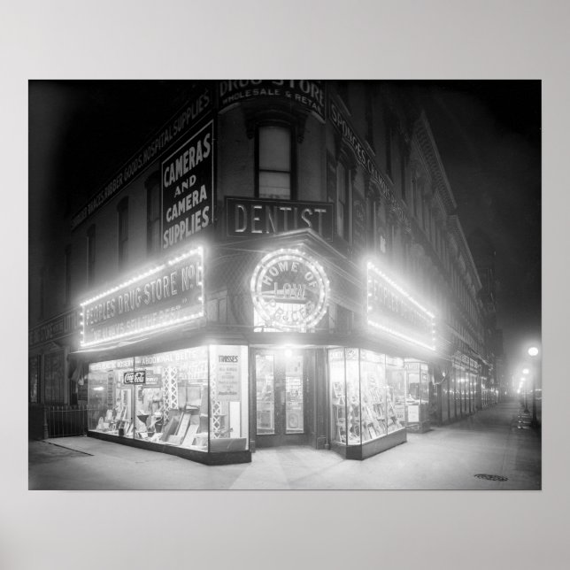 Póster Tienda De Esquinas Por La Noche, 1920. Foto de cos (Frente)