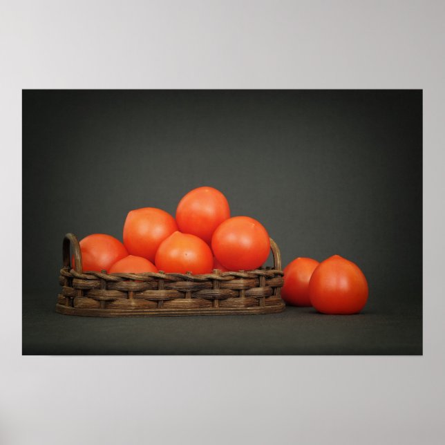 Póster Tomates rojos pequeños en una cesta sobre una mesa (Frente)