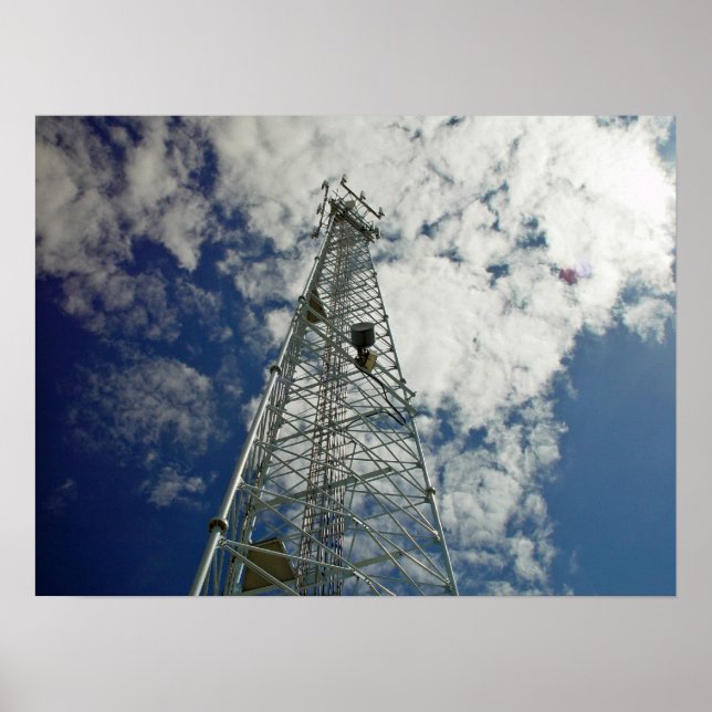 Póster Torre de comunicaciones llegando a las nubes (Frente)