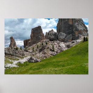 Póster Torres de roca y prados alpinos Foto de montaña