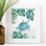 Póster Tortuga acuática y hojas de Monstera<br><div class="desc">Perfecto para niños habitaciones, baños y zonas de estar en su casa de playa tropical. En esta imagen aparece mi original tortuga acuática pintada a mano y hojas de palma de monstera en tonos turquesa, verde y azul. Coincide con mi colección de decoración del lado del mar. Para ver más...</div>