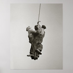 Póster Trabajadores levantados por grúa, 1935. Foto antig
