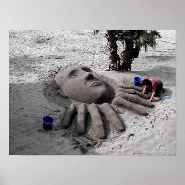 Póster Trabajando en una escultura de arena en Marbella (Frente)