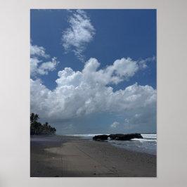 Póster Tranquila costa balinesa con nubes y océano
