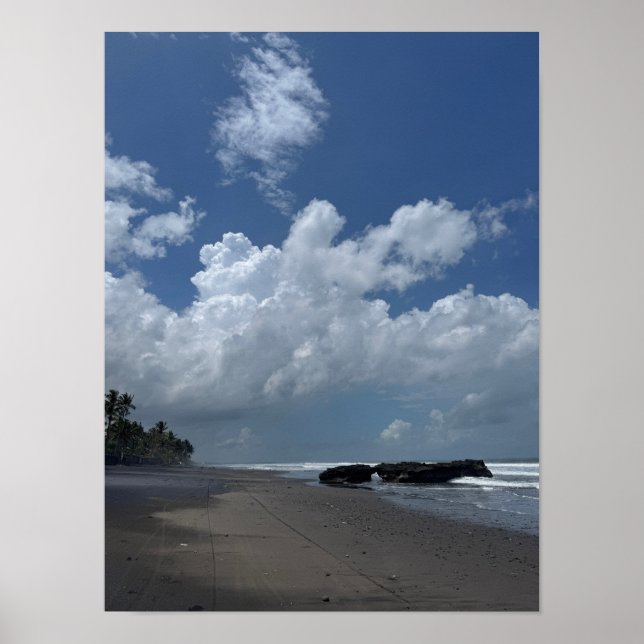 Póster Tranquila costa balinesa con nubes y océano (Frente)