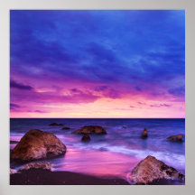 Tranquila playa Sunset con Rocas y cielo nublado