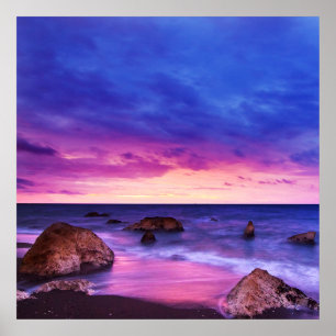 Póster Tranquila playa Sunset con Rocas y cielo nublado