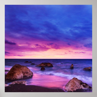 Póster Tranquila playa Sunset con Rocas y cielo nublado