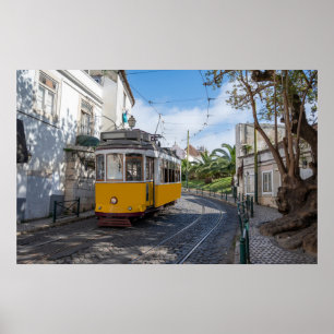 Póster Tranvía amarillo retro en la calle en Lisboa, Port