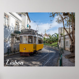 Póster Tranvía amarillo retro en la calle en Lisboa, Port