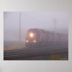 Póster Tren de carga que corre en niebla de la mañana