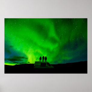 Póster Tres amigos en un viaje épico en su camper v