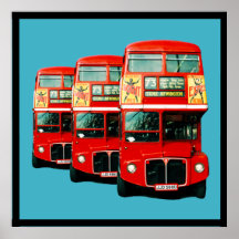 Tres autobuses londinenses con fondo turquesa