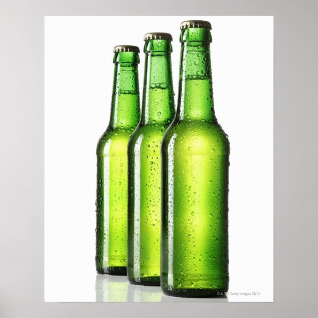 Póster Tres botellas verdes de cerveza de fondo blanco, (Frente)
