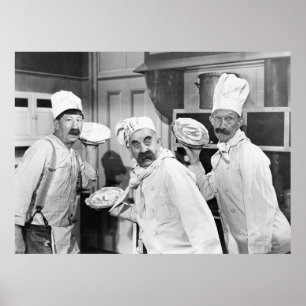Póster Tres chefs sostienen pasteles para una pelea en la
