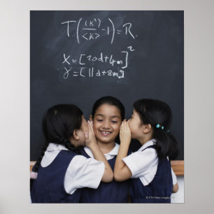 Póster Tres chicas en el susurro de la sala de clase