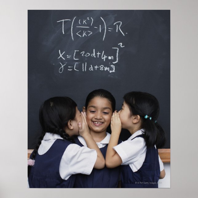 Póster Tres chicas susurrando en clase (Frente)