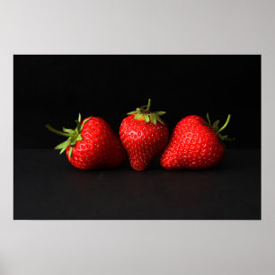 Póster Tres fresas sobre el wapcn negro