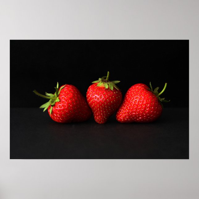 Póster Tres fresas sobre el wapcna negro (Frente)