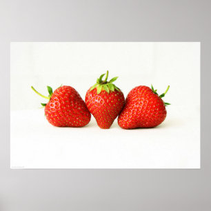 Póster Tres fresas sobre la wapa blanca
