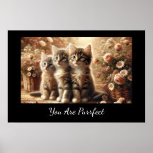 Tres gatitos de tabby adorables con flores
