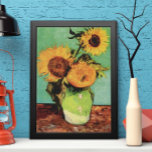 Póster Tres girasoles en una bolsa de Vincent van Gogh<br><div class="desc">Three Sunflowers in a Vase de Vincent van Gogh es un bello post de arte vintage impresionismo todavía de vida floral pintura. Un ramo con tres hermosos girasoles floridos en un jarrón. Flores de verano recién cortadas del jardín. Sobre el artista: Vincent Willem van Gogh (1853-1890) fue uno de los...</div>