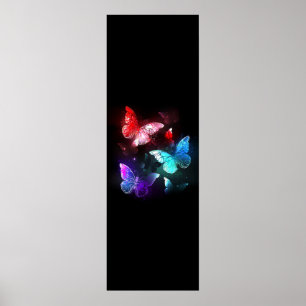 Póster Tres mariposas brillantes sobre fondo nocturno