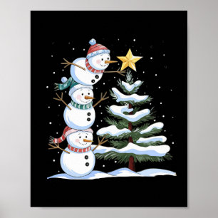 Póster Tres muñecos de nieve están arreglando un árbol de