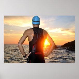 Póster triatlón joven atleta frente a un amanecer