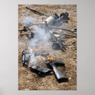 Póster Trozos de armas enemigas preparadas para enfriarse