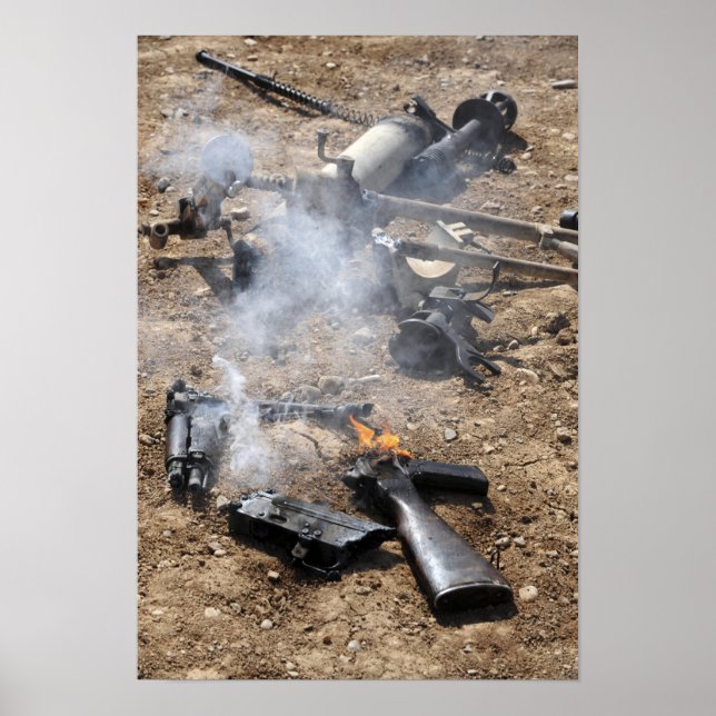 Póster Trozos de armas enemigas preparadas para enfriarse (Frente)