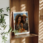 Póster Tú y yo | Foto de parejas personalizadas<br><div class="desc">Este boda poster de estadísticas se ha diseñado para parecer una elegante portada de revista. Presenta una moderna y moderna tipografía superpuesta y tu foto favorita. Un recuerdo perfecto para un día muy especial. Utilice las herramientas de diseño para elegir cualquier color de fondo, agregar fotos, cambiar fuentes de texto...</div>
