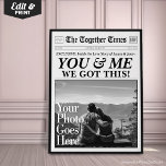 Póster Tú y Yo Lo Logramos Regalo Personalizado de Periód<br><div class="desc">Celebra tu historia de amor con este cartel personalizado al estilo de periódico "Tú y yo lo conseguimos" — un regalo divertido y emotivo para parejas. Personalízalo con tus nombres, un titular personalizado y un mensaje conmovedor para hacerlo verdaderamente único. Ya sea que estés celebrando un aniversario, el Día de...</div>