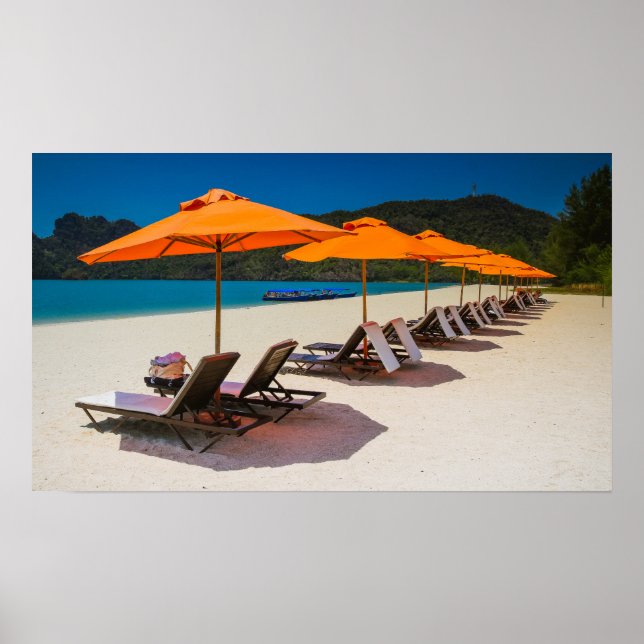 Póster Tumbonas de playa, tumbonas y playa tropical (Frente)
