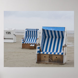 Póster tumbonas vacías en la playa