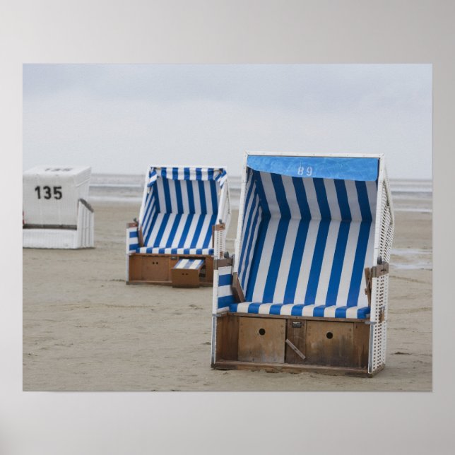 Póster tumbonas vacías en la playa (Frente)