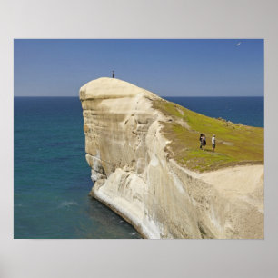 Póster Turistas en la cima del acantilado en Tunnel Beach