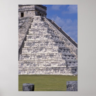 Póster Turistas subiendo escaleras de El Castillo, piedra