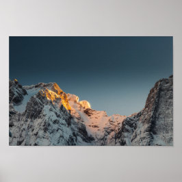 Póster Última luz antes de la puesta de sol en las montañ