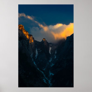 Póster Último aliento de sol brillando en majestuosas mon