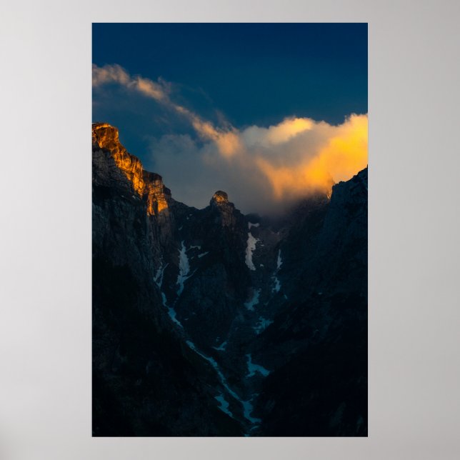 Póster Último soplo de sol brillando en majestuosas monta (Frente)