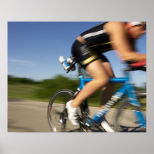 Póster Un ateleta masculino entrenando para una triatlón 