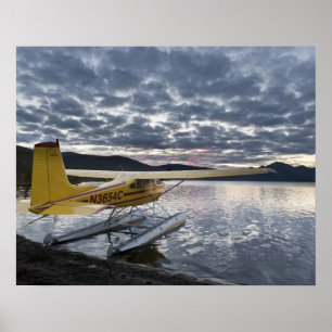 Póster Un avión flotante en el pintoresco lago Takahula